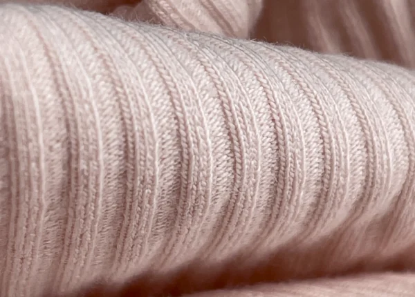 Демонстрация растяжения эластичной лапши по поперечной нити.